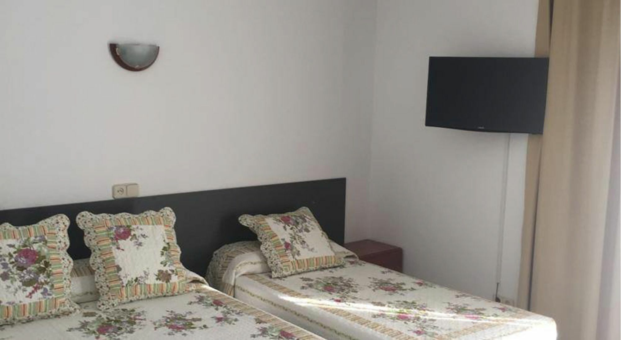 Hostal Bonavista Blanes Bagian luar foto